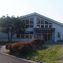 食堂とお土産やさんが入っています