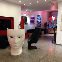 不思議なオブジェがお出迎えのフロント