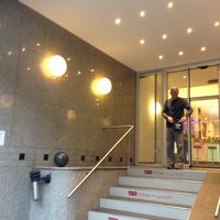 ちょっと急な階段・スロープの入口です。