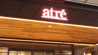 高級感のある店舗やレストランが入るエリア