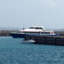 天候が悪いと波が大きくなり船は上下にバウンドします