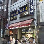 電子、電気部品が店頭まで並んでいる。