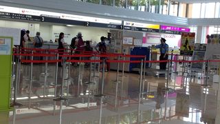 新しい空港で海にも近いです