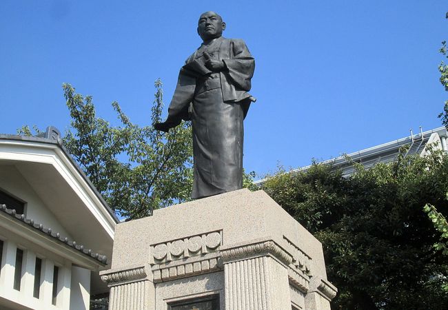 「山門」の横には「大石内蔵助良雄銅像」があります 