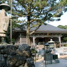 本堂。前に石の亀の像があります。