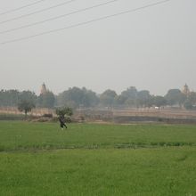 村の中から東群を見る