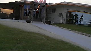 那覇空港に近くてきれいなビーチのカフェ