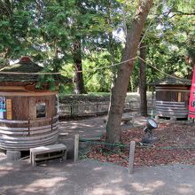 参道横には樽型の茶室がありました…珍しいですね 