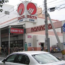 道を挟んだ店頭の感じ