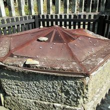 社殿裏には逸話で有名な「真田井戸」