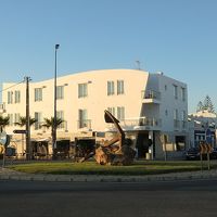 近所の姉妹ホテルMareta Beach。広場すぐそば。