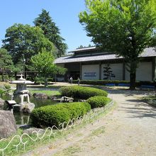 内堀沿いに右手に進むと、右側に「上田市立博物館」があります 