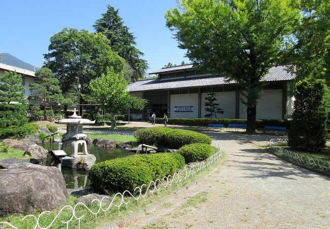 内堀沿いに右手に進むと、右側に「上田市立博物館」があります 