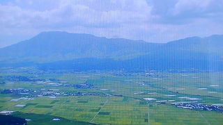 現在も噴煙を上げる活火山を中心とした高原リゾート地です