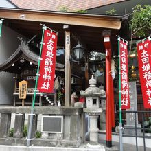 赤い旗が目立つ