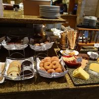 ドーナツの左隣のパン（？）が美味しかった