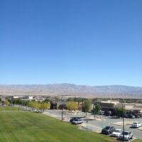 部屋から駐車場の眺め（２０１３年４月）