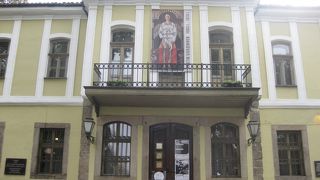 左手で絵を描きつづけた画家の絵を展示している