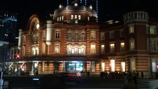 ライトアップされた駅舎が美しい！