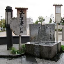 「本町通り」沿い、駐車場の入口にありました 