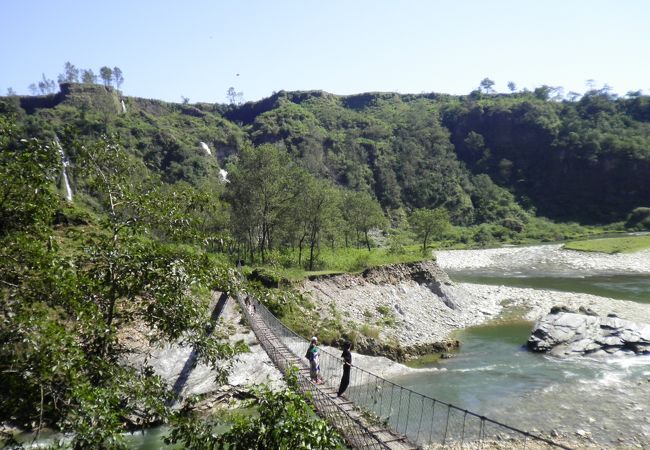 フォクシンへの入り口にある水力発電所辺りから東に広がるフスレ渓谷。大雨の後には大きな滝が迫力。