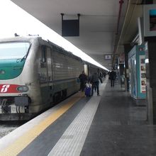 ナポリ駅のホームの列車