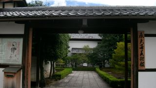 国宝や重要文化財などの絵画・工芸品を多数展示