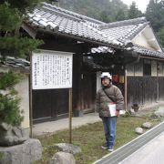 多田銀山代官所の門