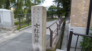 鴨川べりにあります