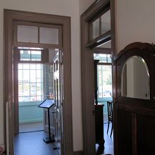 小さな廊下には…