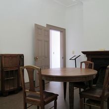 ２階にあった”寝室”、テーブルセットが邪魔ですが、奥の棚は…