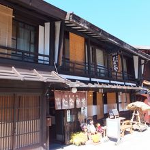 奈良井宿にあります。中山道沿いの便利なお店です。