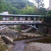 渡り廊下が風情あり。