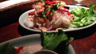 自由が丘のタイ料理のクルン・サイアムの姉妹店。カウンターがメインの小さい店