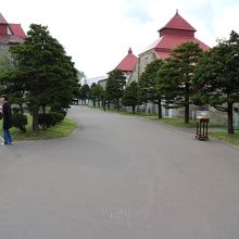 入り口より撮影した工場建物。屋根が変わっている。