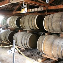 ウイスキーを熟成させる樽