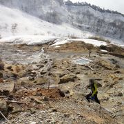 山スキーヤーだけが行くことのできる雪の中の露天風呂