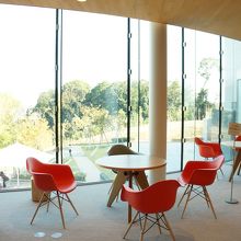 3階の窓辺には休憩用のイスが沢山♪