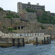 上陸クルーズ船が着く端島 (軍艦島)のドルフィン桟橋。