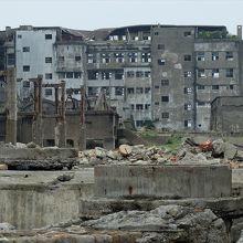 端島 (軍艦島)の北に残る小中学校。