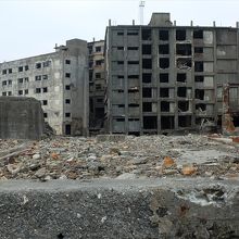 島の南側にある大正５年築の３０号棟（正面）は崩壊寸前。