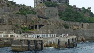 かつての海底炭鉱の町が廃墟となって残る端島 (軍艦島)