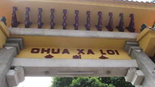 ホーチミン・3区・７重の塔と、釈迦の誕生から涅槃まで描いたパネルあるサロイ寺