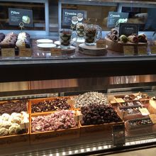 ショーケースにはスイーツが並んでいます