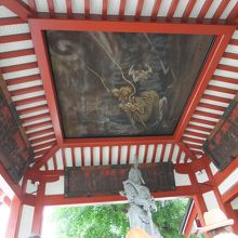 手水場の屋根の天井にもすばらしい装飾が施されています