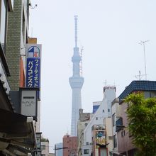 浅草寺付近から見える「東京スカイツリー」