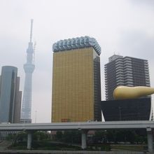 「遊覧船」乗り場の対岸に見える「スカイツリー」と有名な某ビル