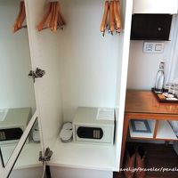 ベッドサイドにはとてもおいしい手作りチョコレート、スリッパ有