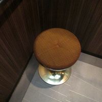 エレベーター内には椅子が置かれていました