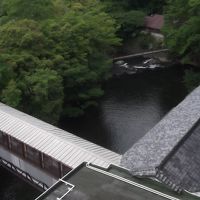 狩野川にかかる渡り廊下が休憩所にっています。